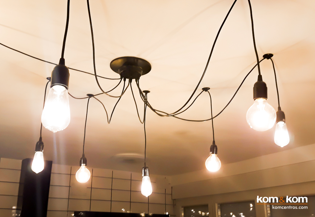 l&aacute;mpara ara&ntilde;a con bombillas vintage en cocina peque&ntilde;a